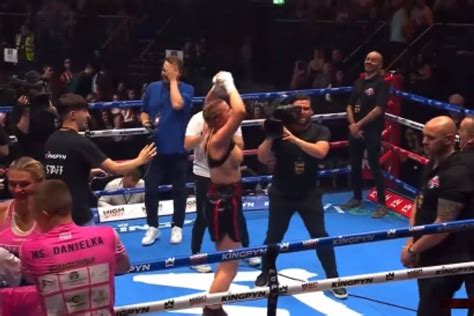 daniella flashes crowd|Kingpyn Boxing results: Daniella Hemsley flashes audience after。